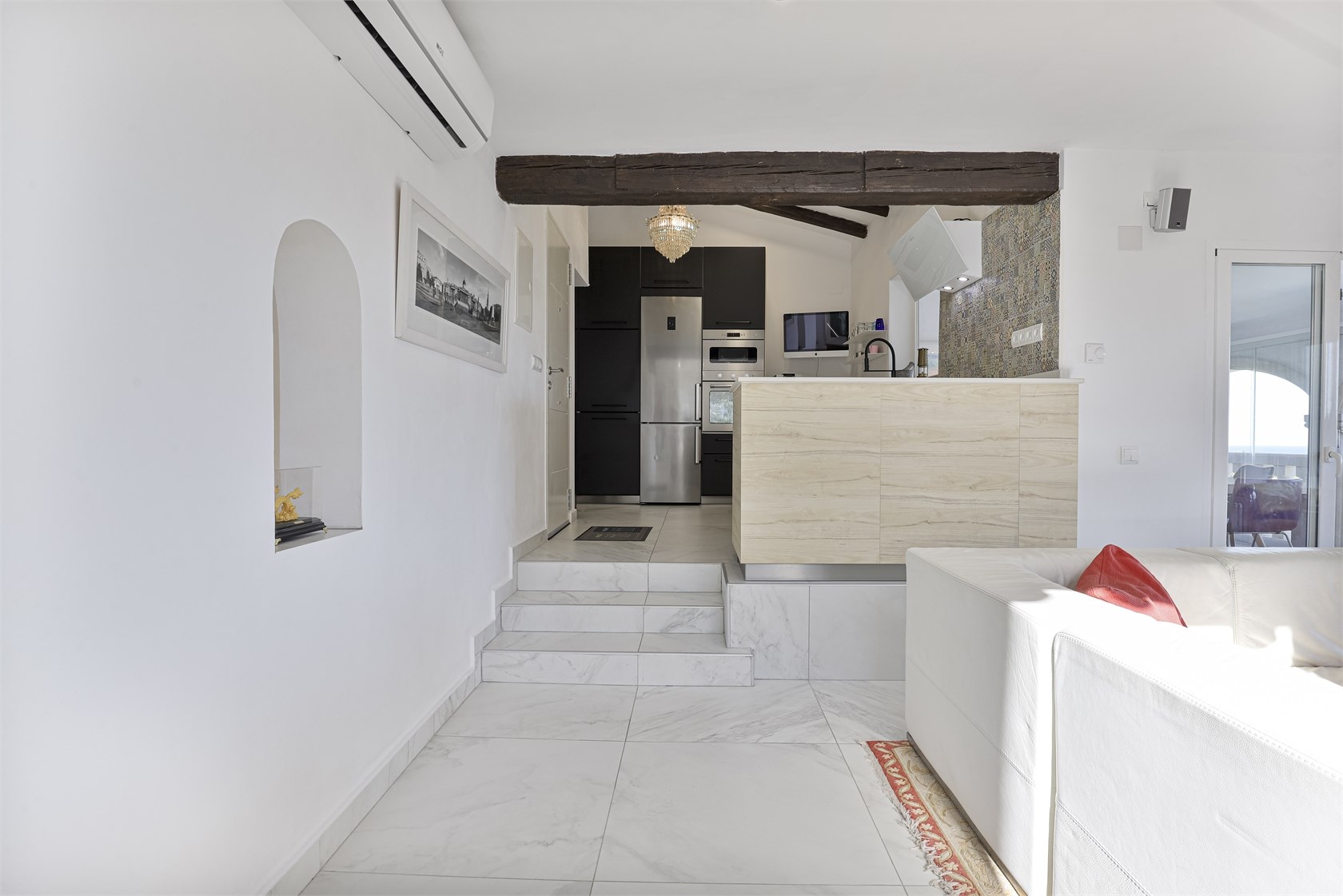 Deze in 2021 gerenoveerde 3-slaapkamer, 2-badkamer villa kijkt uit op de Montgo en de zee.
