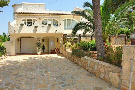 Wat een superkoopje, deze villa van 264 m2 op 656 m2 eigen grond in Moraira - Cap Blanc!