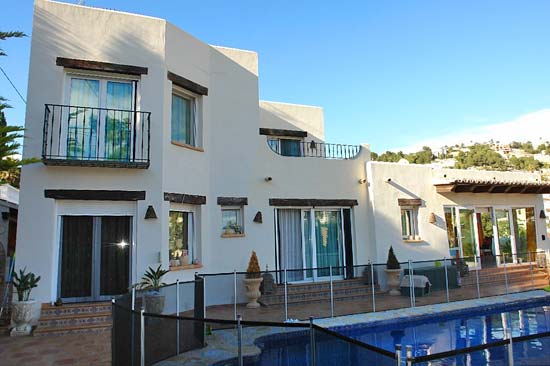 Deze geweldige 3-slaapkamer-designvilla is gebouwd in 2004 en verkeert in topconditie!