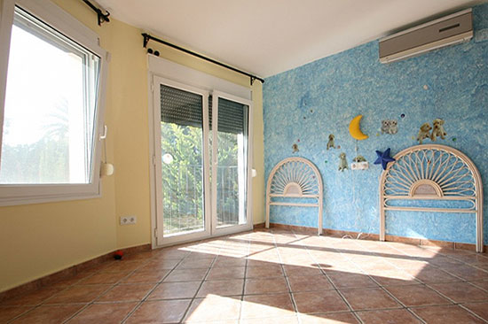 Deze geweldige 3-slaapkamer-designvilla is gebouwd in 2004 en verkeert in topconditie!
