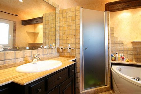 Deze geweldige 3-slaapkamer-designvilla is gebouwd in 2004 en verkeert in topconditie!