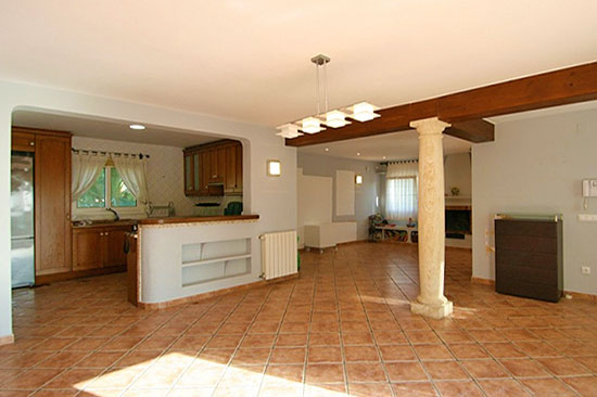 Deze geweldige 3-slaapkamer-designvilla is gebouwd in 2004 en verkeert in topconditie!