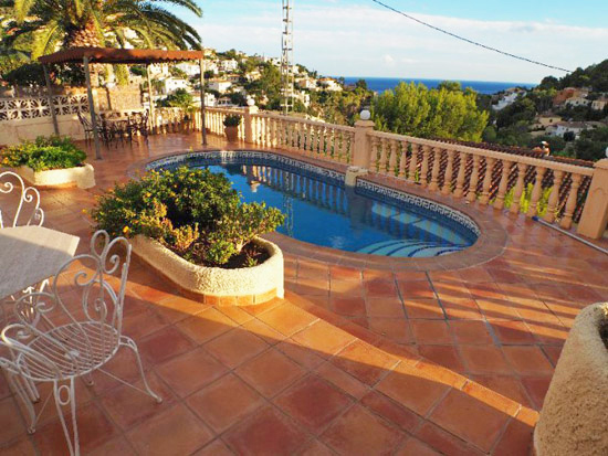 Wat een spotkoopje, deze Benissa Costa 3 slaapkamervilla met zwembad en zeezicht voor 235000 euro