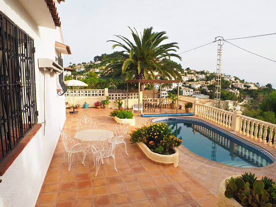 Wat een spotkoopje, deze Benissa Costa 3 slaapkamervilla met zwembad en zeezicht voor 235000 euro