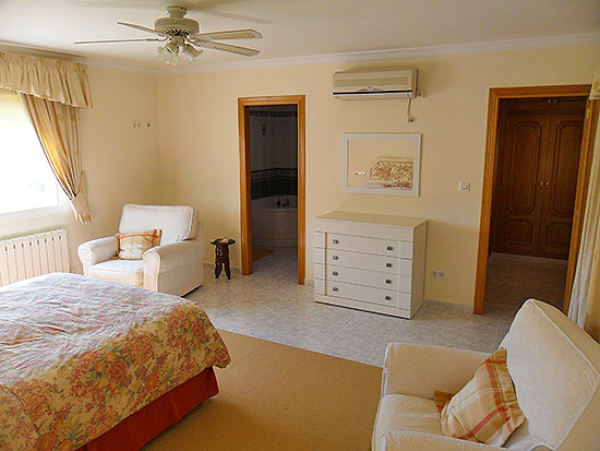 Schitterend gelegen 4-slaapkamer villa op loopafstand van het centrum van Jalon