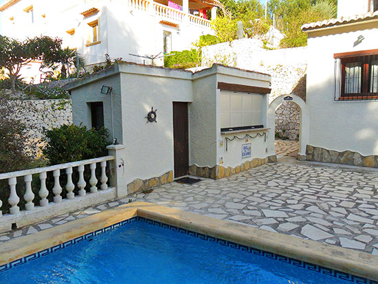 Een spotkoopje, deze in prima staat verkerende vrijstaande 3 slaapkamer 2 badkamer villa om de hoek van de Golfclub Ifach in San Jaime
