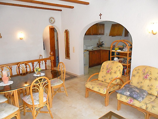 Een spotkoopje, deze in prima staat verkerende vrijstaande 3 slaapkamer 2 badkamer villa om de hoek van de Golfclub Ifach in San Jaime