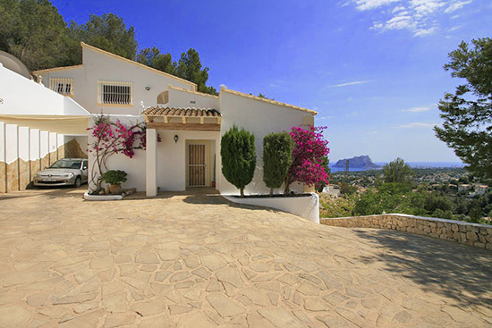 Moraira: schitterende zeezicht 5 slaapkamer villa voor slechts 399.000 euro. Koopje!