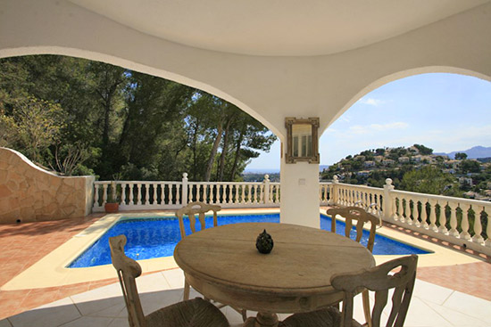 Moraira: schitterende zeezicht 5 slaapkamer villa voor slechts 399.000 euro. Koopje!