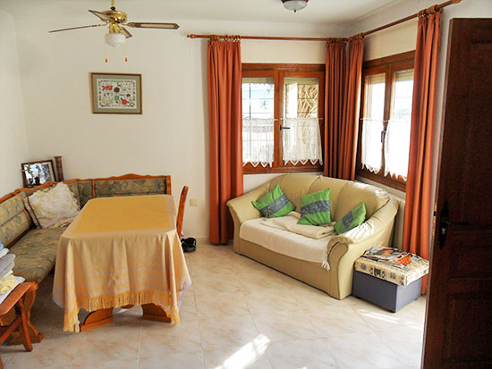Benitachell: Ruime 5-slaapkamer-villa van 380K voor vaste prijs 250.000 euro