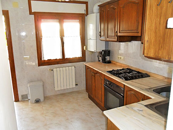 Benitachell: Ruime 5-slaapkamer-villa van 380K voor vaste prijs 250.000 euro
