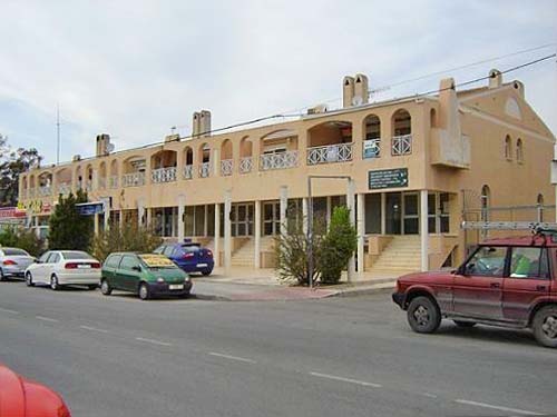 Wonen pal op strand & dorp? Dan is dit uw woning. Bel!