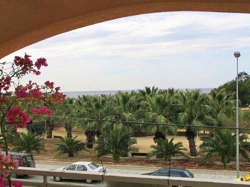 Wonen pal op strand & dorp? Dan is dit uw woning. Bel!