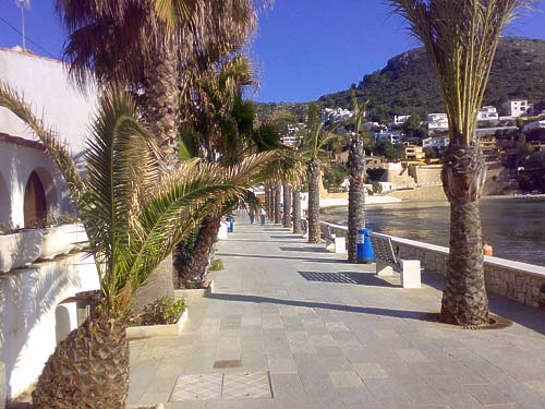 De kleine boulevard van El Portet in Moraira