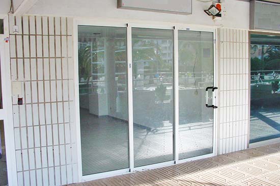 Leuke winkel van 65 m2 aan de passage van hotel Esmeralda in Calpe. Was 225.000 euro, nu te koop voor 199.000 euro k.k.