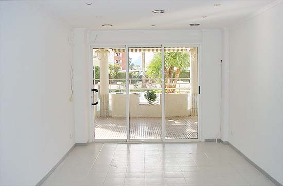 Leuke winkel van 65 m2 aan de passage van hotel Esmeralda in Calpe. Was 225.000 euro, nu te koop voor 199.000 euro k.k.