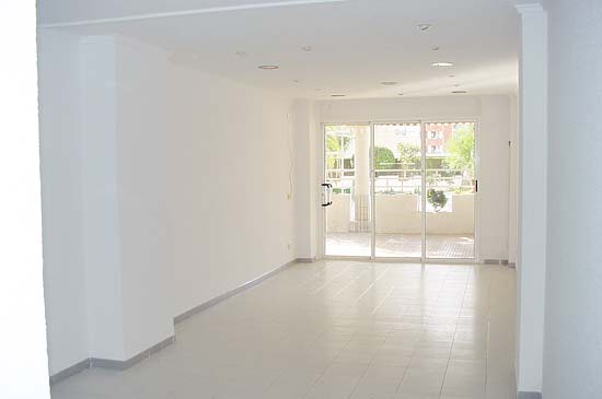Leuke winkel van 65 m2 aan de passage van hotel Esmeralda in Calpe. Was 225.000 euro, nu te koop voor 199.000 euro k.k.