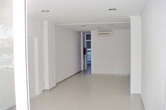 Leuke winkel van 65 m2 aan de passage van hotel Esmeralda in Calpe. Was 225.000 euro, nu te koop voor 199.000 euro k.k.