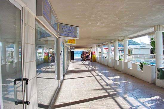 Leuke winkel van 65 m2 aan de passage van hotel Esmeralda in Calpe. Was 225.000 euro, nu te koop voor 199.000 euro k.k.