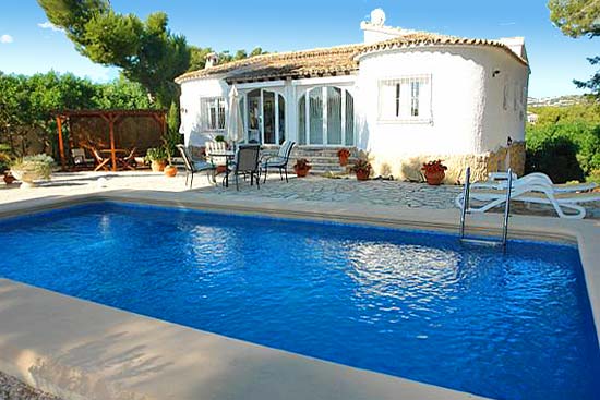 Lovely, spacious 4 bedroom-villa, close to Moraira for only 395.000 euro. Absolute bargain. Seeing is buying!