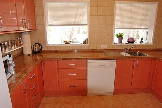 Lovely, spacious 4 bedroom-villa, close to Moraira for only 395.000 euro. Absolute bargain. Seeing is buying!