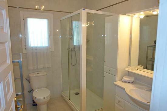 Lovely, spacious 4 bedroom-villa, close to Moraira for only 395.000 euro. Absolute bargain. Seeing is buying!