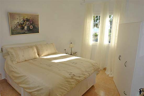 Lovely, spacious 4 bedroom-villa, close to Moraira for only 395.000 euro. Absolute bargain. Seeing is buying!
