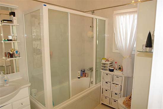 Lovely, spacious 4 bedroom-villa, close to Moraira for only 395.000 euro. Absolute bargain. Seeing is buying!