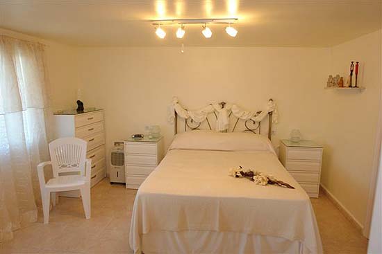 Lovely, spacious 4 bedroom-villa, close to Moraira for only 395.000 euro. Absolute bargain. Seeing is buying!