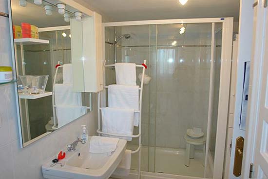 Lovely, spacious 4 bedroom-villa, close to Moraira for only 395.000 euro. Absolute bargain. Seeing is buying!