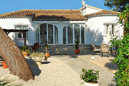 Lovely, spacious 4 bedroom-villa, close to Moraira for only 395.000 euro. Absolute bargain. Seeing is buying!
