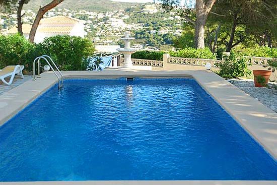 Lovely, spacious 4 bedroom-villa, close to Moraira for only 395.000 euro. Absolute bargain. Seeing is buying!