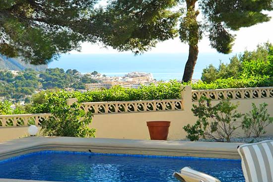 Lovely, spacious 4 bedroom-villa, close to Moraira for only 395.000 euro. Absolute bargain. Seeing is buying!