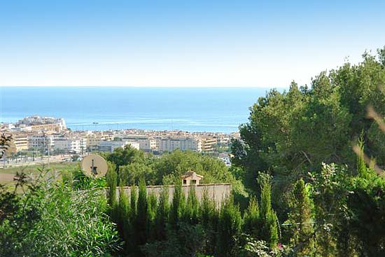 Lovely, spacious 4 bedroom-villa, close to Moraira for only 395.000 euro. Absolute bargain. Seeing is buying!