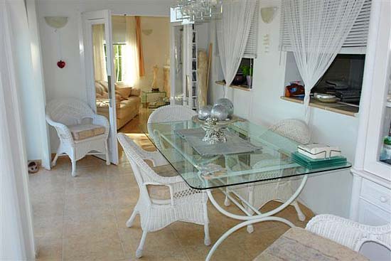 Lovely, spacious 4 bedroom-villa, close to Moraira for only 395.000 euro. Absolute bargain. Seeing is buying!