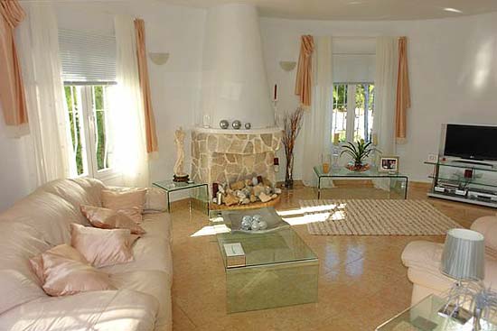 Lovely, spacious 4 bedroom-villa, close to Moraira for only 395.000 euro. Absolute bargain. Seeing is buying!