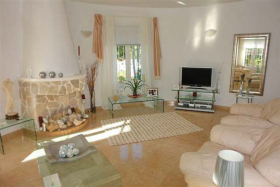 Lovely, spacious 4 bedroom-villa, close to Moraira for only 395.000 euro. Absolute bargain. Seeing is buying!
