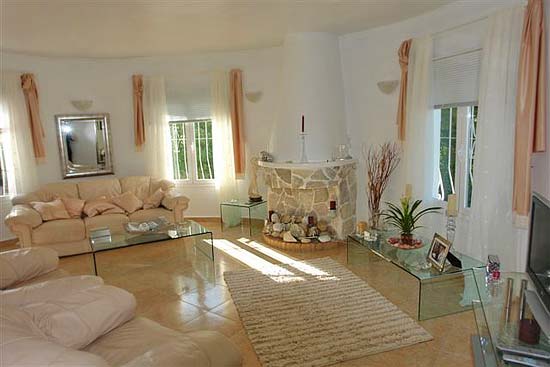 Lovely, spacious 4 bedroom-villa, close to Moraira for only 395.000 euro. Absolute bargain. Seeing is buying!