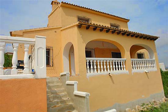 What a BARGAIN, this lovely 170 m2 house on a 900 m2 plot with 4 bedrooms, 2 bathrooms and a spectacular sea view for only 250.000 euro!