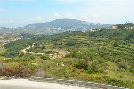 What a BARGAIN, this lovely 170 m2 house on a 900 m2 plot with 4 bedrooms, 2 bathrooms and a spectacular sea view for only 250.000 euro!