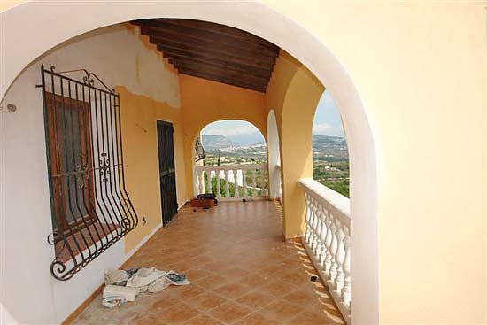 What a BARGAIN, this lovely 170 m2 house on a 900 m2 plot with 4 bedrooms, 2 bathrooms and a spectacular sea view for only 250.000 euro!