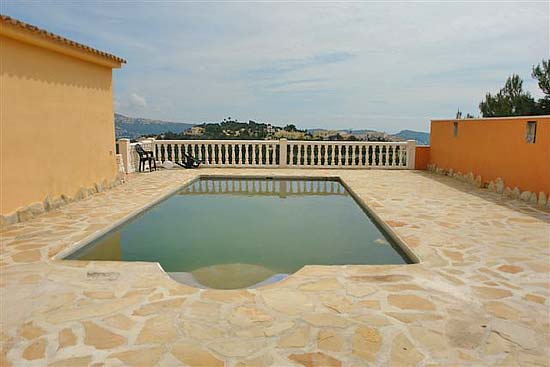 What a BARGAIN, this lovely 170 m2 house on a 900 m2 plot with 4 bedrooms, 2 bathrooms and a spectacular sea view for only 250.000 euro!