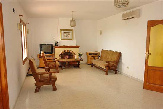 What a BARGAIN, this lovely 170 m2 house on a 900 m2 plot with 4 bedrooms, 2 bathrooms and a spectacular sea view for only 250.000 euro!