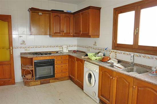 What a BARGAIN, this lovely 170 m2 house on a 900 m2 plot with 4 bedrooms, 2 bathrooms and a spectacular sea view for only 250.000 euro!