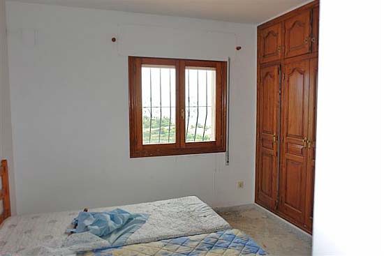 What a BARGAIN, this lovely 170 m2 house on a 900 m2 plot with 4 bedrooms, 2 bathrooms and a spectacular sea view for only 250.000 euro!