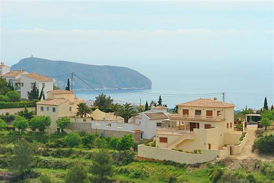 What a BARGAIN, this lovely 170 m2 house on a 900 m2 plot with 4 bedrooms, 2 bathrooms and a spectacular sea view for only 250.000 euro!