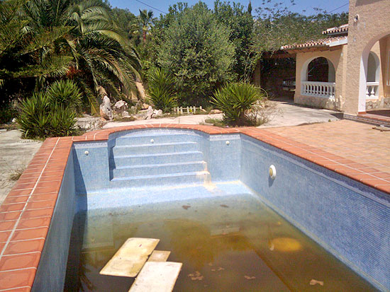 This is a true Steal! 5 Bedrooms, 2 bathrooms, 1000 m2 plot, only 200 m from the sea and a short drive to Moraira. Take away for only 365.000 Euro!