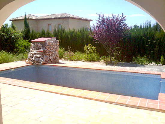 This is a true Steal! 5 Bedrooms, 2 bathrooms, 1000 m2 plot, only 200 m from the sea and a short drive to Moraira. Take away for only 365.000 Euro!