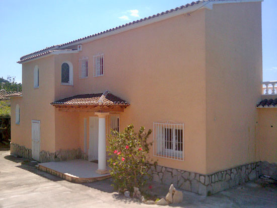 This is a true Steal! 5 Bedrooms, 2 bathrooms, 1000 m2 plot, only 200 m from the sea and a short drive to Moraira. Take away for only 365.000 Euro!