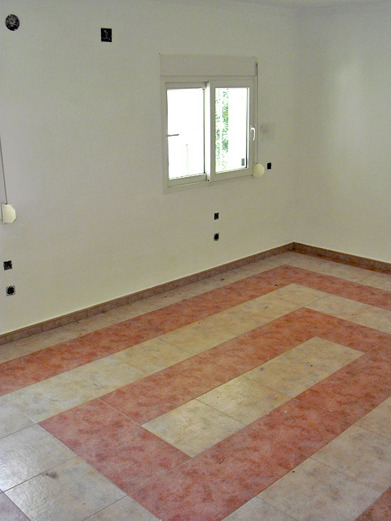 This is a true Steal! 5 Bedrooms, 2 bathrooms, 1000 m2 plot, only 200 m from the sea and a short drive to Moraira. Take away for only 365.000 Euro!
